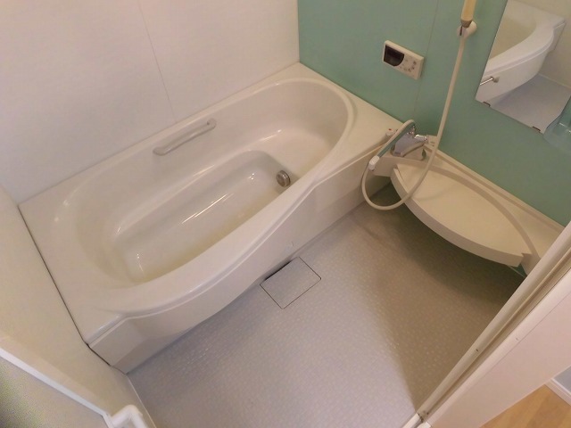 バス・シャワールーム　追い炊き付きの一坪風呂