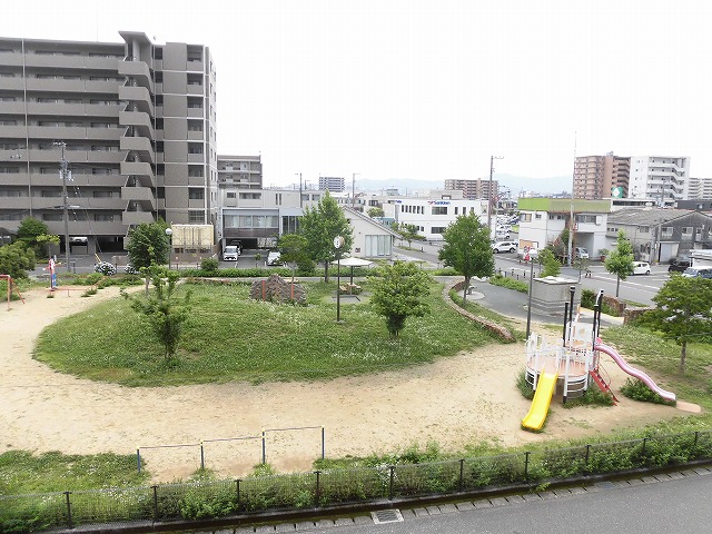 眺望　南側には北久保公園があります。