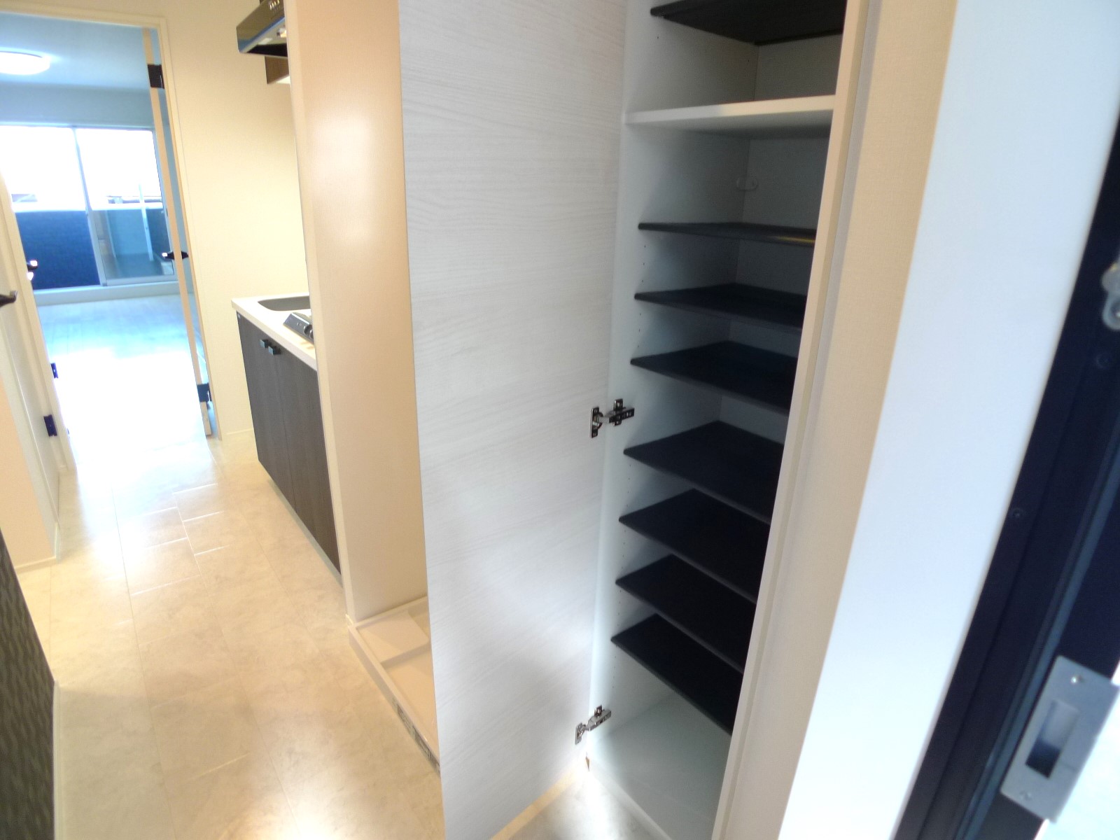 収納　シューズボックスは、トールサイズでたっぷり靴が収納できます