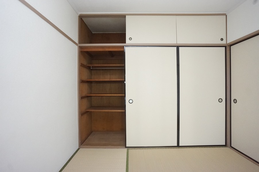 収納　南側和室６帖～押入れ収納あります！