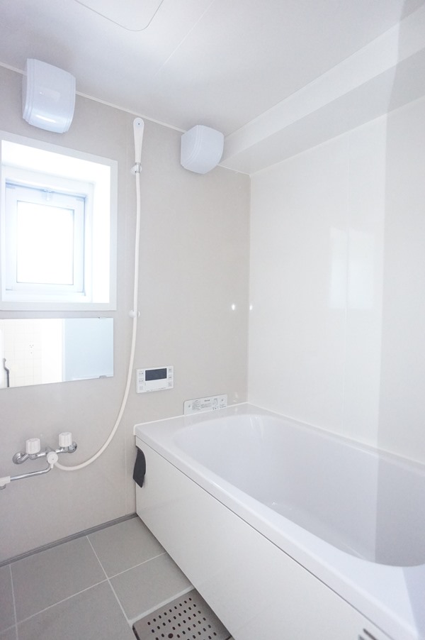 バス・シャワールーム　追い焚き機能付給湯！窓あります！