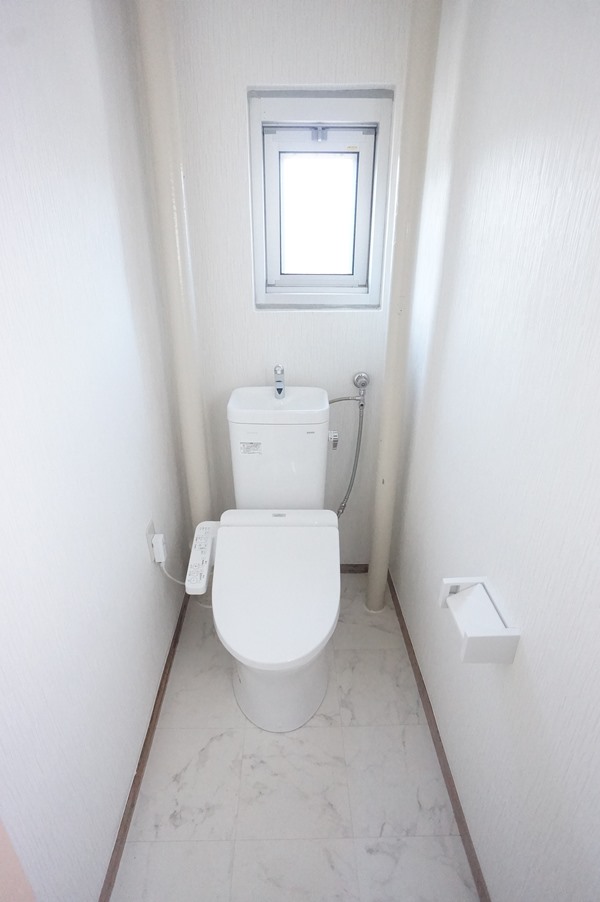 トイレ　温水洗浄便座仕様！窓あります！
