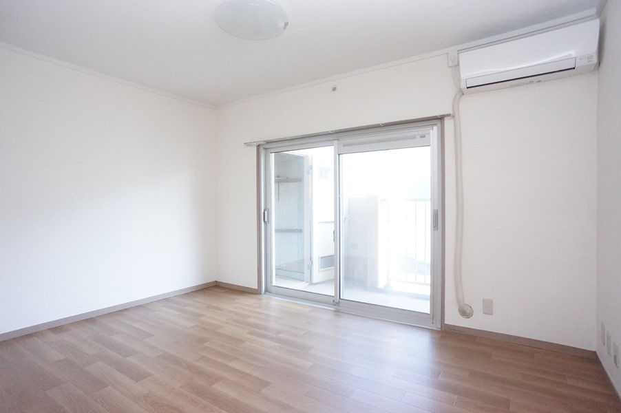 居室・リビング　南側洋室６帖～エアコン1基付！