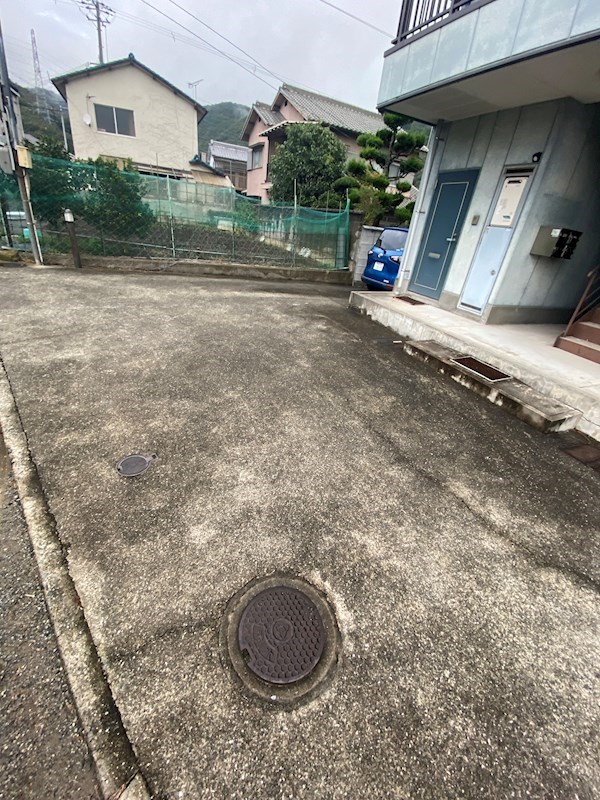 【姫路市白国のアパートの駐車場】