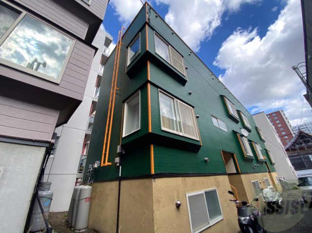 札幌市中央区南二条東のアパートの建物外観