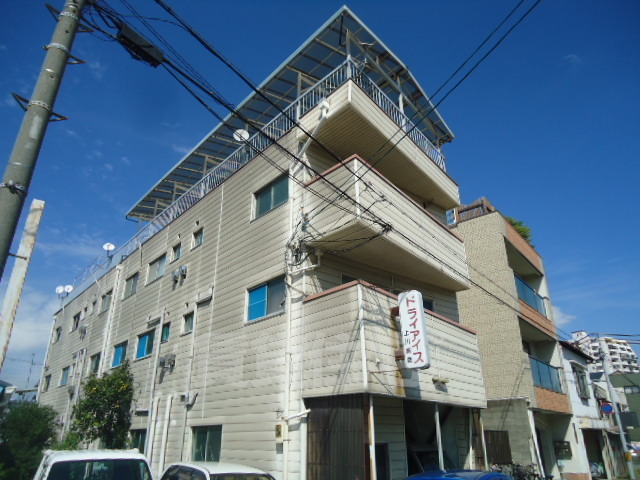 上川マンションの建物外観