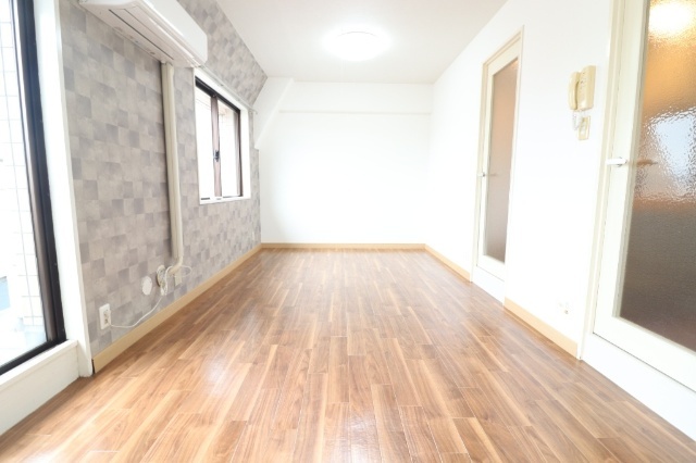 居室・リビング　床張替え済み