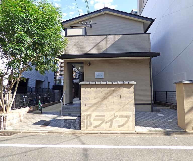 京都市上京区木屋之町のアパートの建物外観