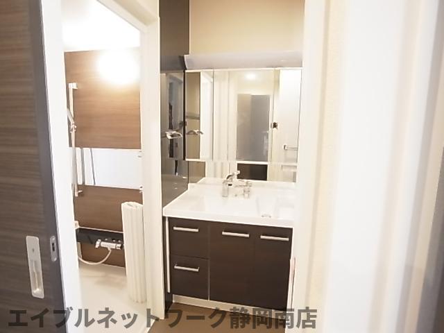 洗面設備　明るい洗面所です