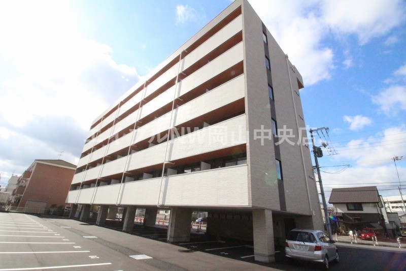 岡山市北区青江のマンションの建物外観