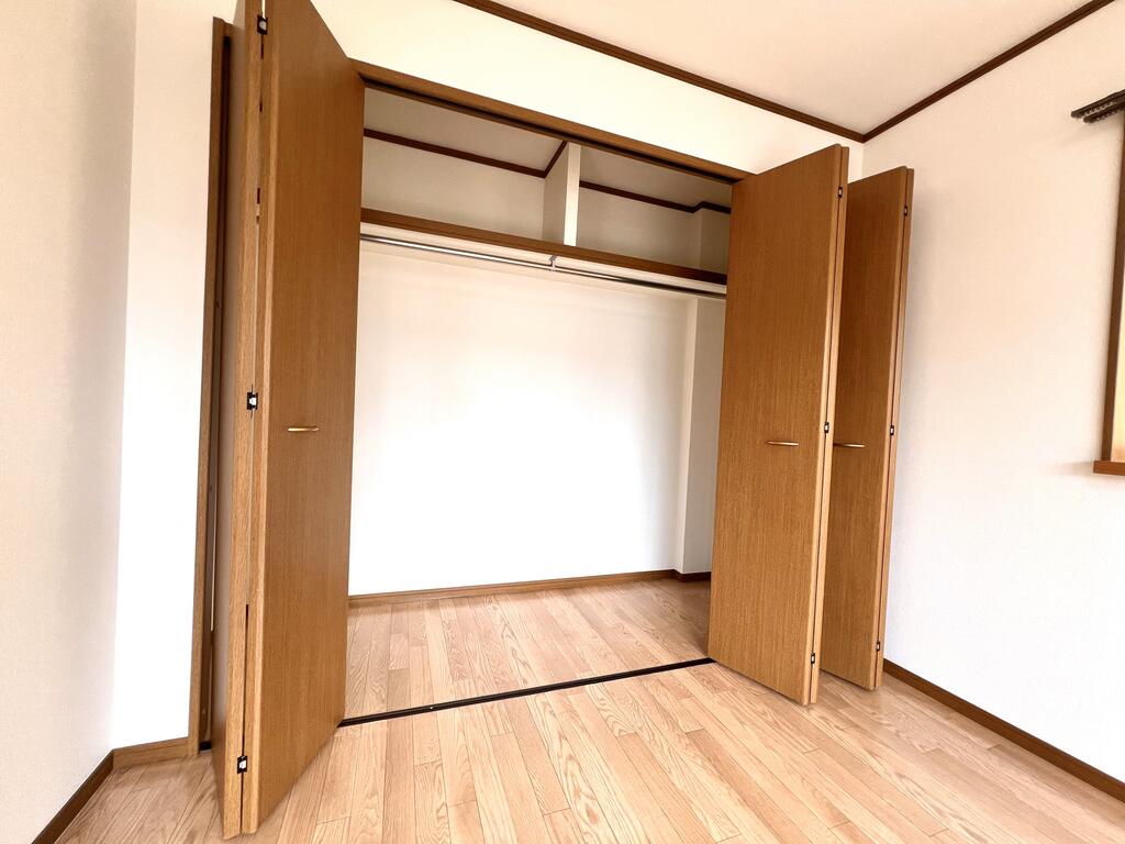 収納　広めのクローゼットは１．５帖分くらいあります。