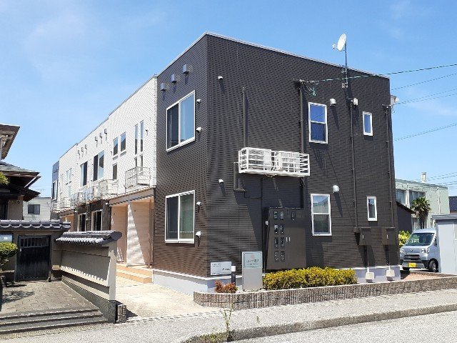 富山市豊田本町のアパートの建物外観