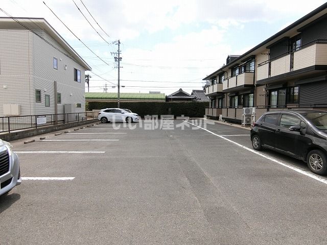 【津市高茶屋小森町のアパートの駐車場】