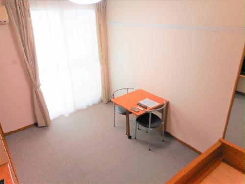 居室・リビング　テーブルは折り畳み式です