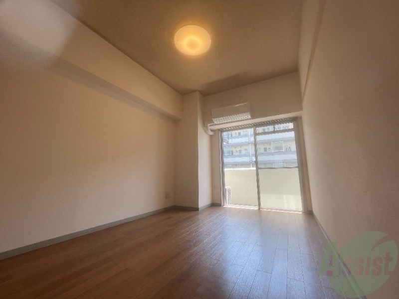 居室・リビング　６帖の洋室です。広々として、きれいですね。