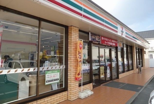 コンビニ　セブンイレブン（コンビニ）まで300m