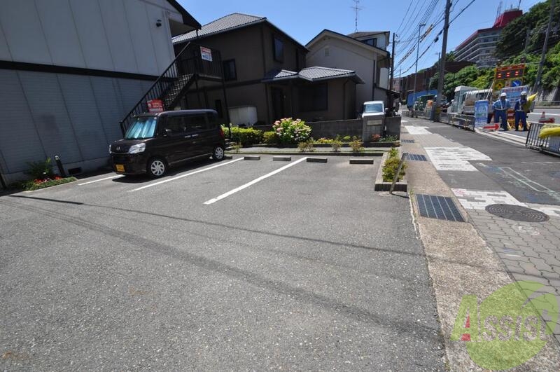 【神戸市須磨区須磨浦通のアパートの駐車場】