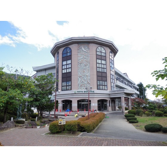 中学校　諏訪市立諏訪中学校（中学校）まで1917m