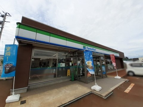 コンビニ　ファミリーマート上越南新町店（上越市南新町）（コンビニ）まで875m