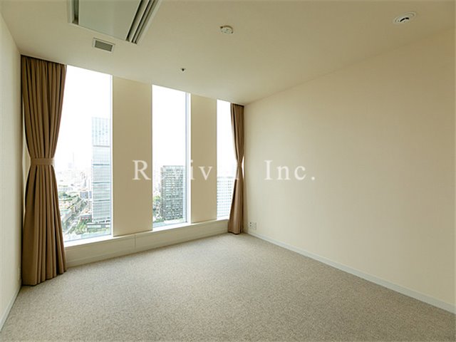 その他部屋・スペース　明るい光の差し込むベッドルームでございます