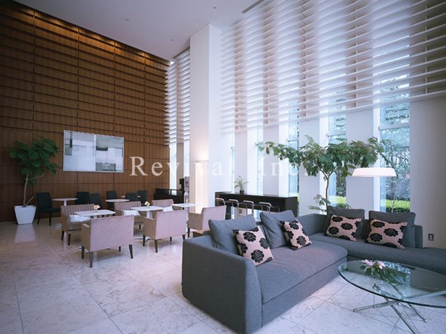 ロビー　お待ち合わせにもお使い頂けるグランドロビーでございます