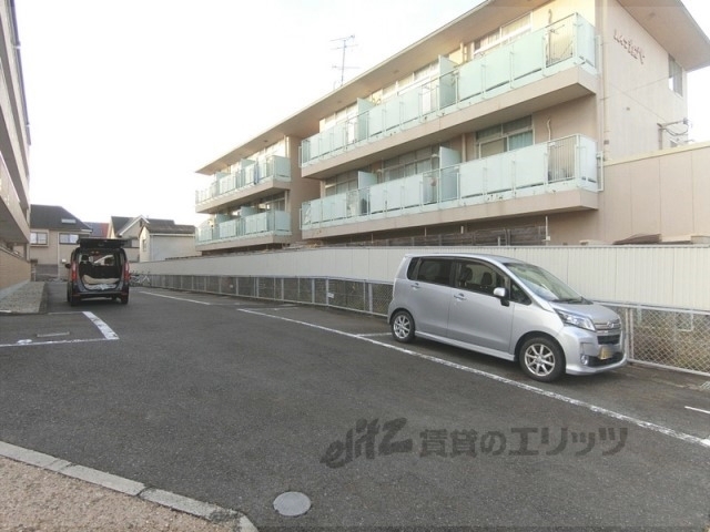 【京田辺市河原受田のマンションの駐車場】