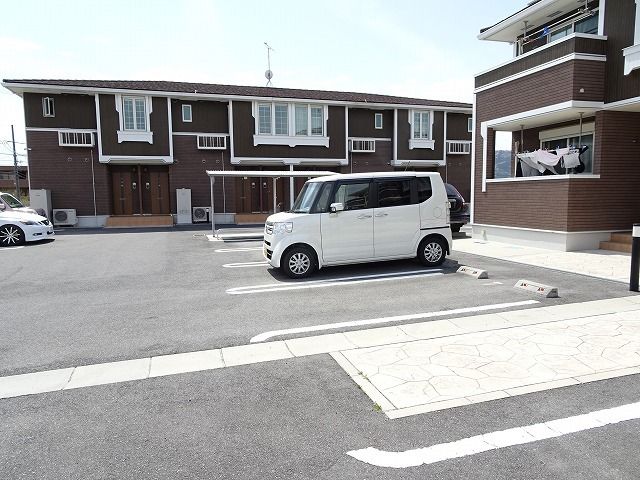 【カルムメゾンIIの駐車場】