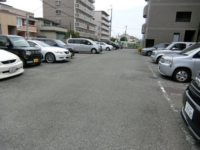 【セゾン若園の駐車場】