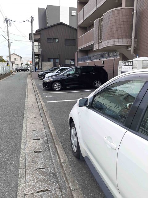 【福岡市早良区原のマンションの駐車場】