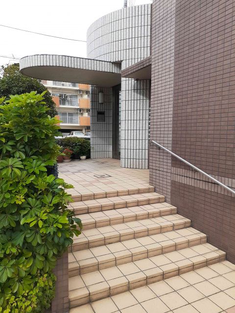 【福岡市早良区原のマンションのエントランス】