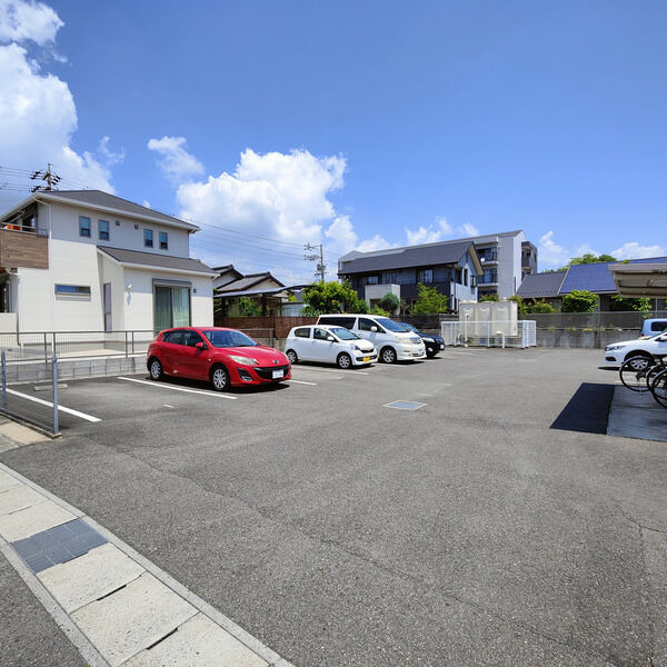 【半田市有楽町のマンションの駐車場】