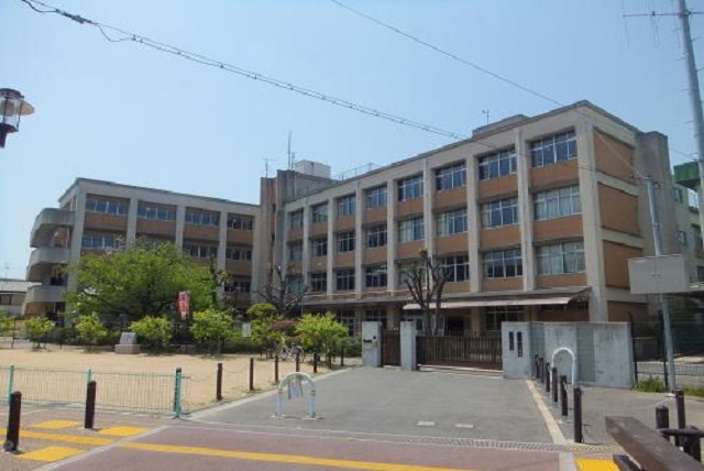 小学校　柏原市立柏原小学校（小学校）まで545m