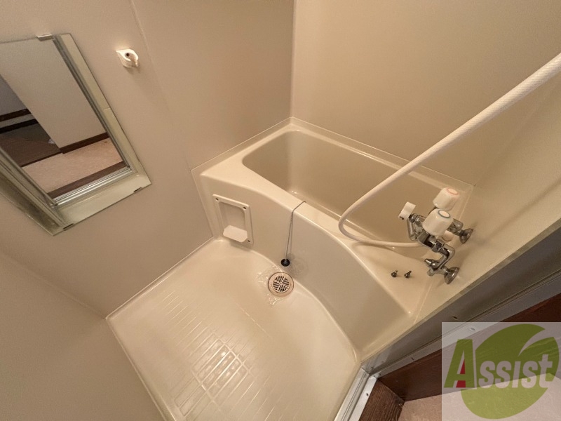 バス・シャワールーム　バスルームは狭すぎず、シャワーも浴びやすそうです。