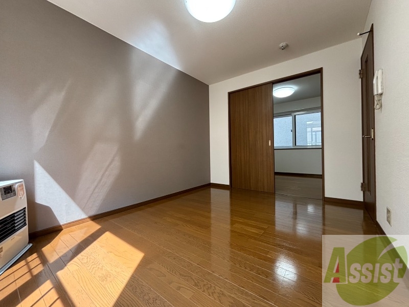 居室・リビング　白さが清潔感を出してくれます。お部屋も明るいですね。