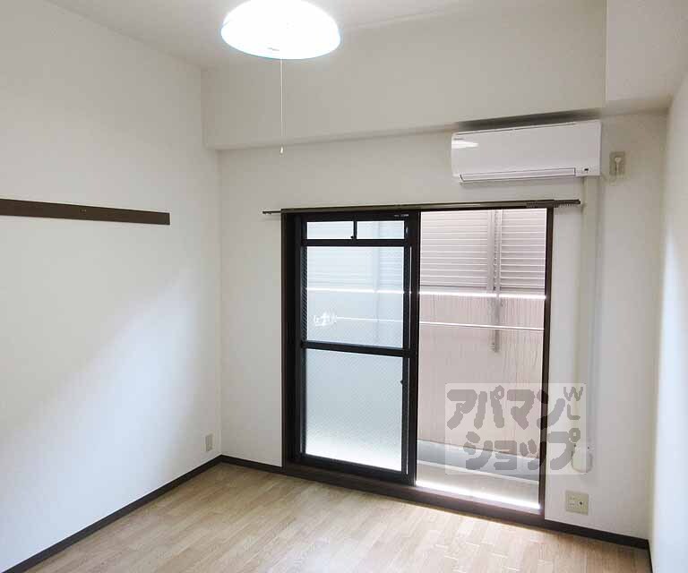 居室・リビング　エアコンの付いたお部屋です