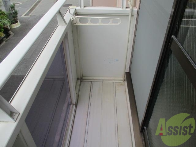 バルコニー　エアコン室外機は壁につけているので、実質すべて使えますよ。