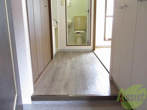 玄関　お部屋に向かって内開きです。広さはあるとおもいませんか？