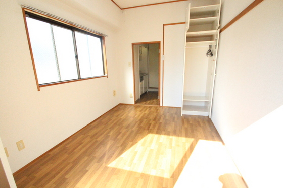 居室・リビング　※別の部屋の写真です。