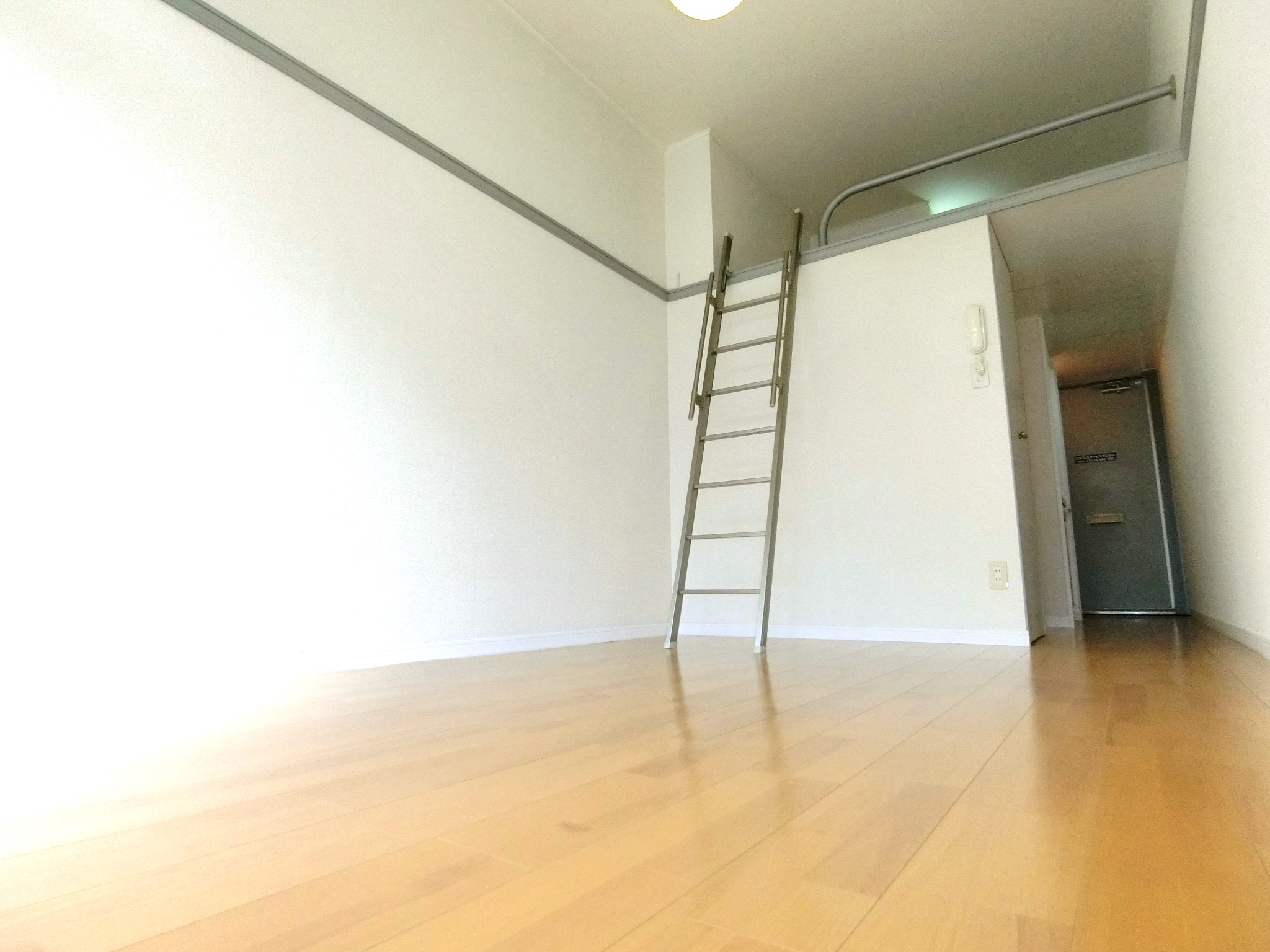 居室・リビング　上部にベッドスペースを完備です☆