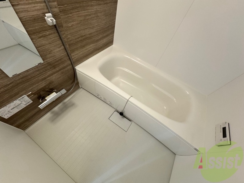 バス・シャワールーム　お風呂です。広々したバスでゆっくりくつろげます。