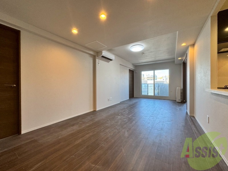 居室・リビング　フローリングや壁の色がお洒落な印象のリビングです。