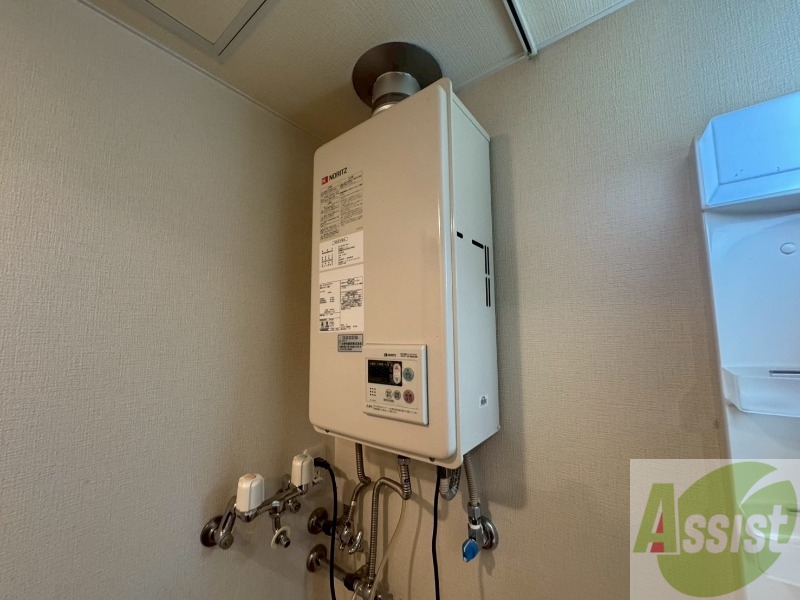 その他設備　給湯器は簡単操作で温度調整ができますよ。