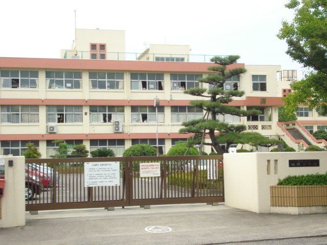 小学校　小牧市立味岡小学校（小学校）まで873m