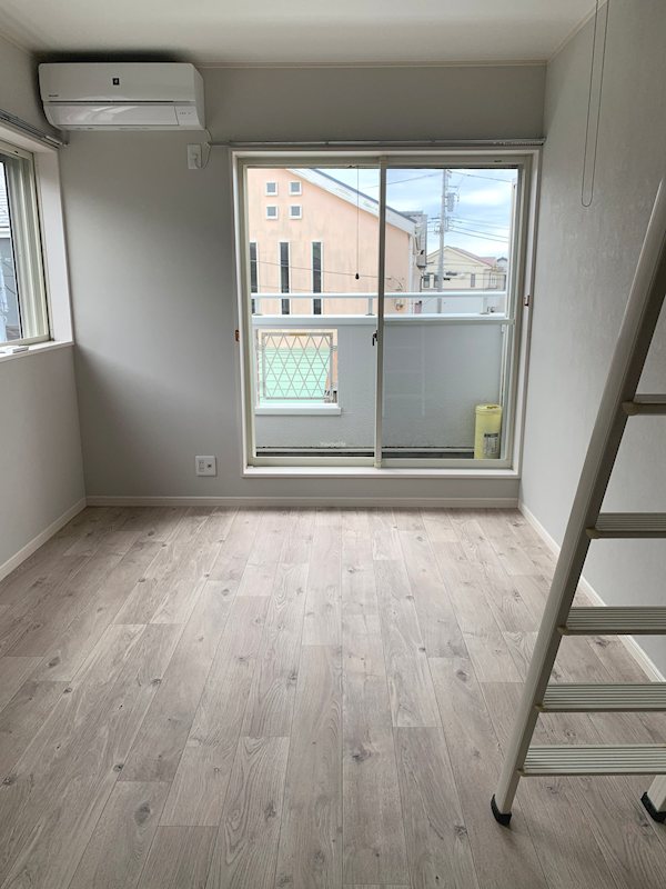 その他部屋・スペース　ロフトより居室を望む。高い天井が開放感を感じさせられます。東