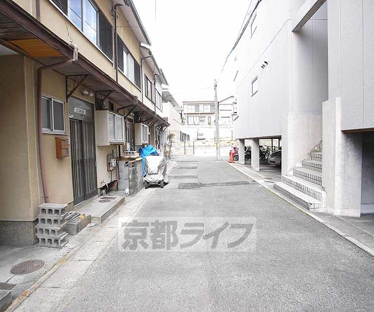 その他　目の前の道路です。