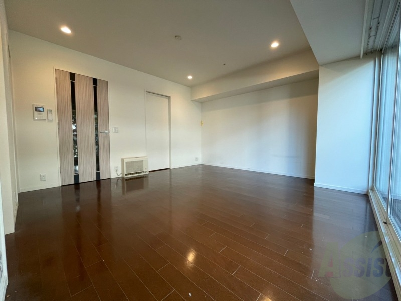 居室・リビング　大きめの洋室です。広々として、きれいですね。