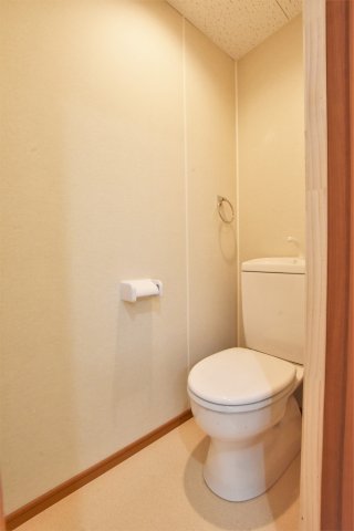 トイレ　同物件、別号室の参考写真です。