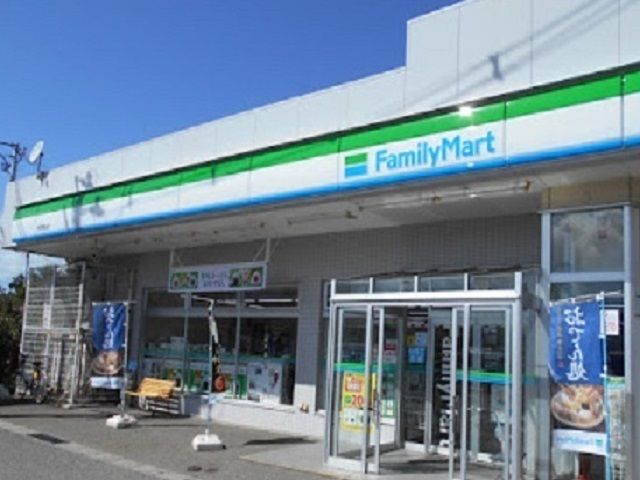 コンビニ　ファミリーマート 秋田割山店（コンビニ）まで300m