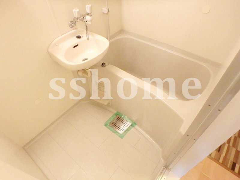 バス・シャワールーム　清潔感ある浴室