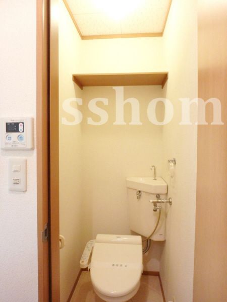 トイレ　便利な棚があります